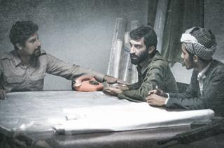 حاج احمد «ايستاده در غبار» پايش روي زمين است
