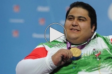 کسب مدال طلا توسط سیامند رحمان با مهار وزنه ۳۱۰ کیلوگرمی