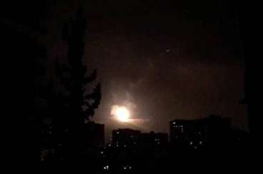 لحظه سرنگونی موشک آمریکایی در آسمان سوریه