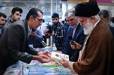 بخش هایی از بازدید رهبر انقلاب از نمایشگاه کتاب تهران