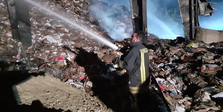 عملیات مهار آتش در کارخانه بازیافت کاغذ ارومیه ادامه دارد