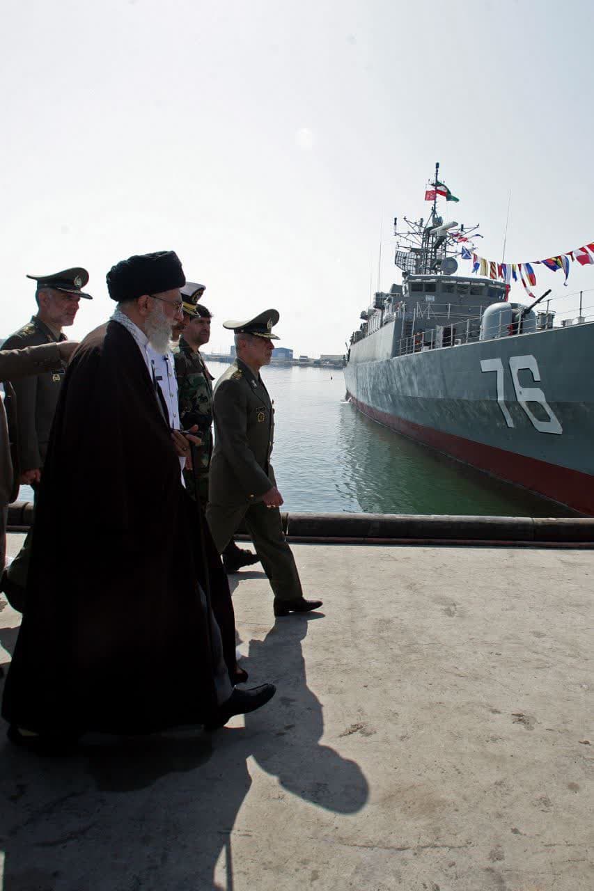 تصویری از رهبرانقلاب در کرانه خلیج فارس در کنار ناوشکن ایرانی جماران