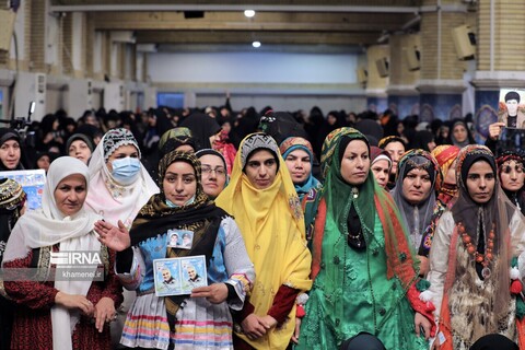 بانوانی با لباس اقوام مختلف ایرانی در دیدار امروز با رهبر انقلاب