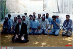 دفترحزب جمهوری اسلامی ، آیت الله دکتر بهشتی درحال اقامه نمازجماعت در محوطه حزب