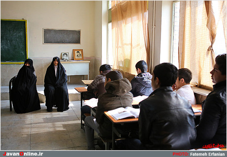 دختر و ماه منير در مدرسه اي كه محمدعيسي در آن درس خوانده و به ياد شهداي مدرسه يادبودي در آن برپا شده است .
