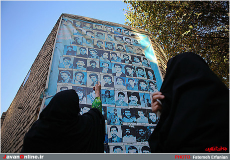 تصوير 72 شهيد محله منصوريه در جنوب تهران .
ماه منير و دختر در گذر از كوچه هاي محل جلوي عكس فرزندان شهيد خود مي ايستند و عكسها را تماشا مي كنند . 
