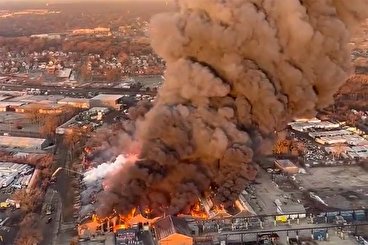 آتش‌سوزی بزرگ در کارخانه‌ای در شیکاگوی آمریکا