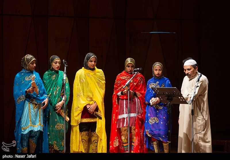 تصاویری دیدنی از حضور زنان و مردان هنرمند با لباس محلی در جشنواره موسیقی فجر