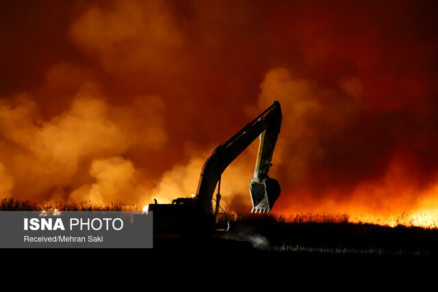 اطفای حریق تالاب میقان با حضور ۲۵ تیم آتش نشانی اطفای حریق تالاب میقان با حضور ۲۵ تیم آتش نشانی